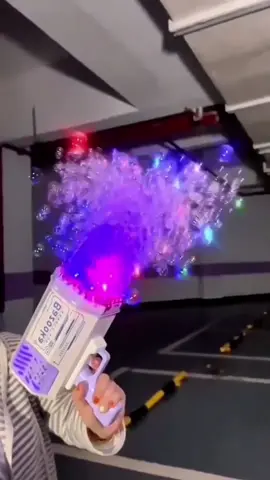 Bazooka Burbujas!!  Te dejo un tip! Le agregas colorante vegetal al líquido y tendras esta obra de arte!!  #bazookabubblegum #bazookabubblegun #burbujaseverywhere #pistoladeburbujas #burbujasdecolores 