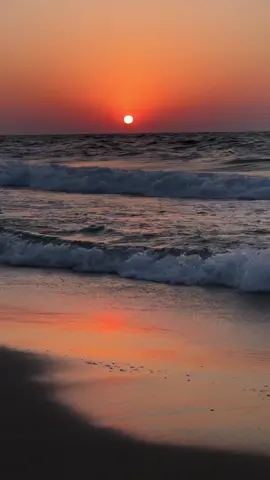 بحر وغروب شمس وجالس لحالك شعور عظيم 🫀🧡 #تصويري #محمود_شلوف 