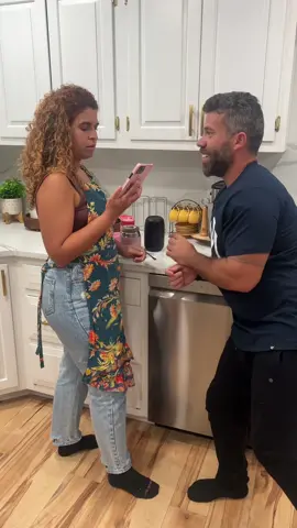 Si me voy por reirme pues nos vamos los dos 😭 Haces lo mismo con tu pareja? 😱😂 #4plusone #humor 