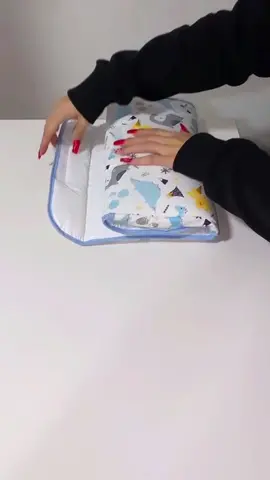 Praticidade onde você estiver! Nosso trocador portatil é a solução perfeita, ele é compacto, funcional e cheio de estilo. 💙 Não saia de casa sem o seu.  #trocadordebebe #trocadorportatil #enxovaldebebe 