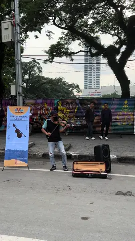 Keren ihhh, ini penampilan street mucisian waktu cfd di Medan waktu itu, baru upload padahal dah lama wkwk #streetmusic #medan #streetviolinmedan #streetviolin 