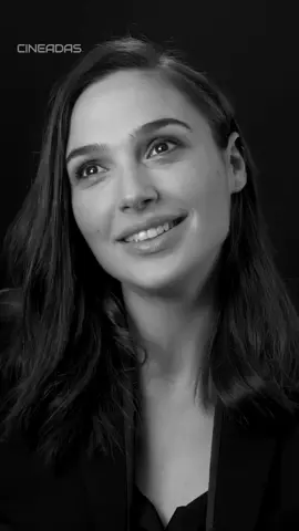 ¡Admirando la deslumbrante belleza de Gal Gadot! 😍 ¡No podemos evitar enamorarnos de su encanto innato! 💫❤️ #GalGadot #BellezaEterna #wonderwoman #galgadotedit #galgadotwonderwoman #wonderwomanedit #galgadotdianaprince 