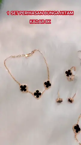 1 set vancleef hitam viral kadar 8km #fyp #xyzbca #perhiasan #perhiasanemas #perhiasancantik #perhiasanmurahmeriah #vancleef #viral #cincincantik #kalungwanitaterbarukekinian #gelangwanitacantik #gelangwanitacantik #antingkekinian 