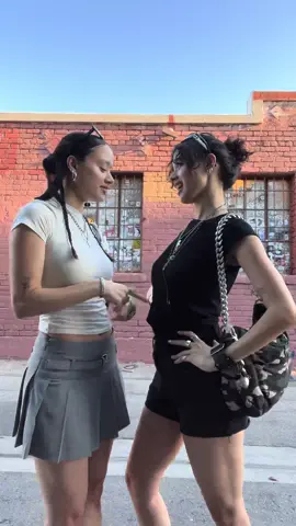 what’s eta backwards? 🐇☝🏻☝🏻 @mikela #newjeans #eta #fypシ #twins #sisters 