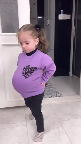 She imitates the actions of women  - #troll   #game  #family  #baby  #viral  #trending  #foryou  #funny  #food  #fyp #familychallenge  #challenge