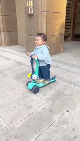 Children's scooter🛴, my 2-year-old baby has so much fun🥳#children #scooter #scootertricks #childrenscooter #gift 