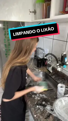 Dia de faxinar a casa depois da viagem! Já honrou a Deus com sua casa limpa hoje? #fypシ #humor #comedia #christiangirl #faxina #limpezadacasa #CleanTok 