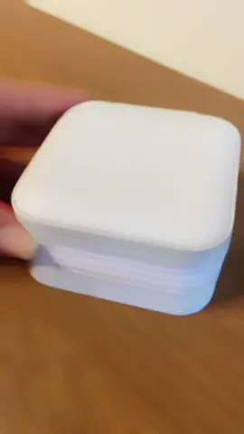 Ele voltou! 😍 Nosso Porta Joias Mini está de volta! Agora na cor off white ✨ Quem nos acompanha sabe que sempre prezamos muito pela qualidade das nossas joias. Mas pra manter a qualidade delas por muitos mais tempo, é necessário saber como guarda-las corretamente. O porta joias é a opção mais adequada para armazenar os seus acessórios sem danifica-los. E essa versão mini também pode ser usada para levas suas peças favoritas em suas viagens 😍 Aproveite e acesse o nosso site pra garantir a tua por apenas R$ 56,90! Cupom Primeira Compra: BEMVINDA10 5% OFF no Pix Parcelamento em até 3x #portajoias #joias #semijoias #semijoiasfinas #acessorios #acessoriosfemininos 