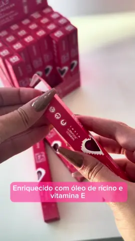 Quer deixar os fios das sobrancelhas e cílios bem alinhados?  Aposte no Gel Cílios Ruby Rose Game On! tem fórmula enriquecida com óleo de rícino e vitamina E, que garante fios fortalecidos e penteados por mais tempo.