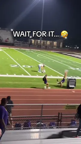 This is too funny 😭 (via @k a t e l y n) #football #cheerleader #cheerleading #funny #sports #fail 