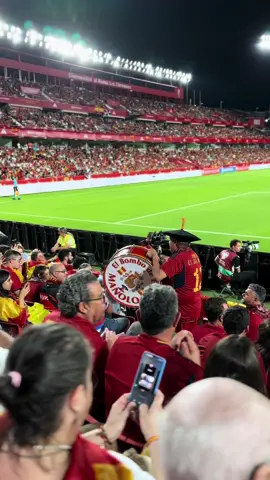 🥁 Más de un año después, Manolo El Del Bombo vuelve a hacer vibrar a la grada viendo a la Selección Española 🇪🇸 #EspañaChipre  #MareaRojaFans #Fans #Aficionados #AficionDeFutbol  #LaRoja #SelecciónEspañola #SeleccionEspañola #Futbol #España #España🇪🇸 #Spain #Spain🇪🇸 #VivaEspaña #Manolo #ManoloElDelBombo #Granada #Chipre #Lamine #LamineYamal 