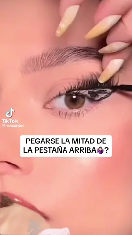 Pegarse la mitad de la pestaña arriba?! 👀🤷🏻‍♀️ lo veo medio poco natural pero.. lo intenté y me sorprendio! #makeuphacks #maquillaje #makeup 