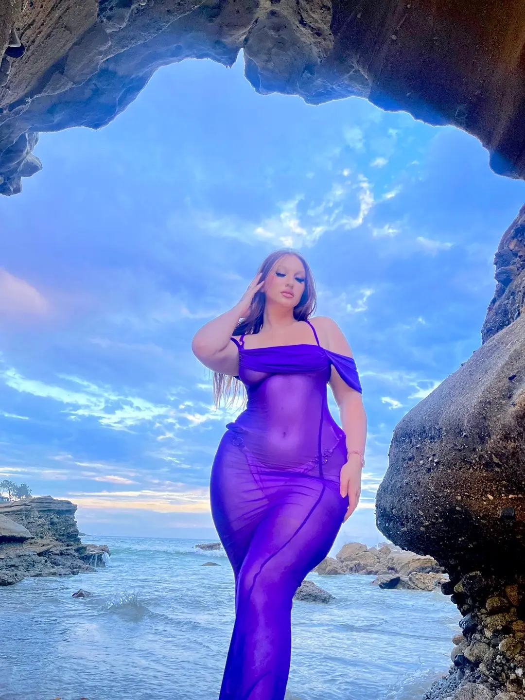 calm before the storm 🌪️ #threearchbay #lagunabeachsunset #bestsunsetspots #privatebeach #purplemeshdress #meshdress #beachcoverup #beachvibes #lagunabeach #lagunabeachlover 