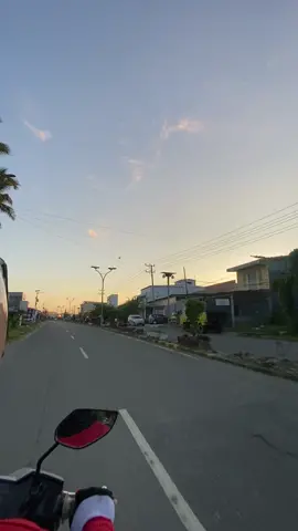 Sound ini paling cocok ba temani perjalanan, iyo tohh?😃#sunsetvibes #senjasorehari #langitaesthetic #vidioperjalanan #sulawesibarat #pasangkayu #xbcafyp #fyp 
