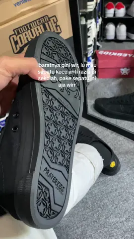 Sepatu ireng anti razia!!! #sepatusneakers #sepatulokal #prayerkidskecot2 #outfitinspo 