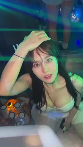 클럽에서 춤 추는 미녀 girl dancing in a club #beautifulgirl #prettygirl #clubgirl 
