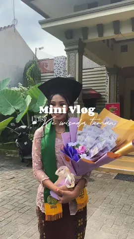PERGI KE WISUDA TEMANN #fyp #Vlog #vlogkeseharianku #vlogkeharian #minivlog #medanviral #vlogtiktok #wisudausu #universitassumaterautara #pajus #pajakusu 
