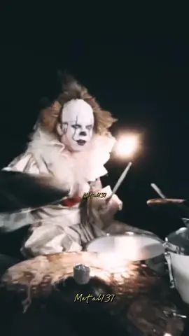#Slipknot #DevilInI #🇺🇲 #PennyWise #DrumCover #SergeySitnikov #Bateria #Metalalternativo #Heavymetal #Numetal #Rapmetal #Groovemetal #Metal137 la fiebre por el mundo de horror de Stephen King y los payasos terroríficos está de vuelta, pues todo el mundo quiere pertenecer al club de los “perdedores” que fueron capaces de derrotar al mismísimo Pennywise. No por nada esta cinta ya es considerada como el filme de horror más taquillero de la historia, además de dejarnos un montón de memes. Probablemente este Halloween también se convierta en el disfraz más choteado del año. Las parodias no tardaron en llegar y gracias a esto ya hemos visto al payaso en su versión de anime, Lego y hasta una extraña fusión con James Corden. Pero el premio al “crossover” definitivo se lo lleva el director Andrew Nekrasov, quien puso a Pennywise a tocar un cover de “The Devil in I” de Slipknot. Así es, esta banda de Iowa, cuyos integrantes siempre salen disfrazados (incluso tienen su propio payaso), tiene un nuevo fan muy demoniaco, que después de cenarse al pequeño Georgie tomó las ensangrentadas baquetas para destrozar la batería. En esta ocasión en lugar de Bill Skarsgård, tenemos a Sergey Sitnikov debajo del maquillaje y la producción de este video nos regala un resultado espeluznante e increíble, ideal para la vibra tenebrosa del mes de octubre. ¿Quién necesita que vuelva Joey Jordison cuando puedes aprovechar la oportunidad única para tocar con este ente una vez cada 27 años? Claro que Pennywise tenía que ser metalero, ¿a poco se lo imaginaban tocando otra cosa?#MetalFamily #MetalHead #MetalDetecting #RockFamily #RockHead #MetalWorld #MetalWord #MetalTok #RockMetal #MetalMusic 