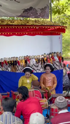 didaerah kalian masih ada kayak gini ga gaess???  ini namanya sedekah bumi ritual ini termasuk sudah jarang di lakukan tapi di tempat kami masih melestarikan budaya ya gess, di daerah daerah tertentu juga masih melestarikan budaya sedekah bumi ini terutama di Jawa Timur  video ini lokasinya di desa Bakalan kecamatan Kapas kabupaten Bojonegoro #bojonegoro #budaya 