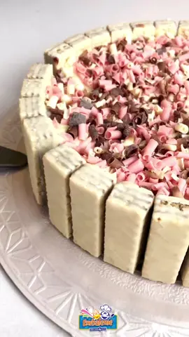 TORTA NAPOLITANA 😋 INGREDIENTES: MOUSSE DE MORANGO 150g leite condensado 100g creme culinário 1 Colher de saporizante de Morango Mavalério MOUSSE DE LIMÃO 100g de chocolate branco 100g de creme culinário 1 Colher de saborizante de limão da Mavalério GANACHE AO LEITE 100g chocolate ao Leite Sicao 100g de creme culinário GANACHE 100g chocolate Branco da Sicao 100g de creme culinário FINALIZAÇÃO 2 Caixinha de Bis Blossom de Morango Blossom de White Dark