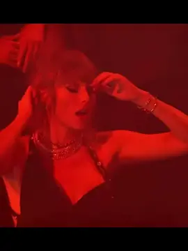 Taylor dancing at the vmas is the funniest thing #taylor #taylorswift #tayloralisonswift #swiftie #swifttok #tay #taylorhot #motherismothering #mom #mother #hot #dancing #vmas #mtv