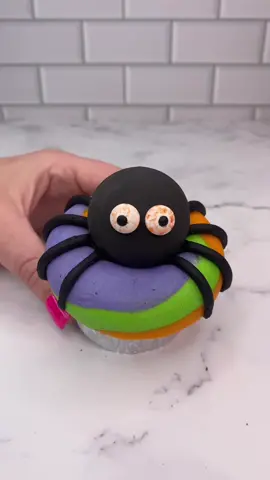 SPIDEY 🕷️🕷️#cupcake #halloween #spookytreats #spookyszn #bakinginspo #cakeart