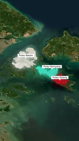 Pulau Rempang, salah satu dari tiga pulau yang membentuk kawasan Barelang di Kepulauan Riau, menjadi saksi bisu konflik tanah antara warga adat dan pemerintah. Konflik ini dipicu oleh rencana pemerintah untuk mengembangkan Pulau Rempang menjadi kawasan ekonomi baru bernama Rempang Eco City, yang akan menampung pabrik kaca terbesar asal Cina. Warga adat yang telah tinggal di pulau ini sejak tahun 1934 menolak untuk meninggalkan tanah dan lahan mereka yang mereka anggap sebagai warisan leluhur. Mereka khawatir bahwa pembangunan ini akan merusak lingkungan hidup dan budaya mereka. Di sisi lain, pemerintah berusaha meyakinkan warga bahwa pembangunan ini akan membawa kemajuan dan kesejahteraan bagi masyarakat. Pemerintah juga menjanjikan lahan sebagai ganti rugi bagi warga yang bersedia direlokasi. Namun, penawaran ini tidak diminati oleh warga adat. Konflik ini semakin memanas ketika ada dugaan adanya provokator yang memanfaatkan situasi ini untuk menghasut warga. Menkopolhukam Mahfud MD meminta aparat untuk berhati-hati dalam menangani konflik ini dan mengedepankan dialog serta pendekatan humanis. Ia juga meminta warga untuk tidak mudah terprovokasi dan bersikap kooperatif dengan pemerintah. Bagaimana nasib Pulau Rempang di tengah konflik tanah ini? Apakah pembangunan dan pelestarian dapat berjalan beriringan? Video ini akan mengulas lebih lanjut tentang latar belakang, kronologi, dan dampak konflik tanah di Pulau Rempang. #rempang #batam #kepulauanriau 