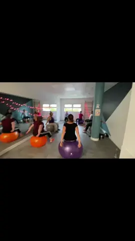 La gym ballon se pratique à l’aide d’un ballon, alternant les postures statique,de renforcement musculaire, d’étirements et de relaxation.  Améliore la posture, renforce les muscles profonds et fait travailler la souplesse.  - Des cours collectifs d’intensité douce et accessibles aux enfants adultes et femmes enceintes. ##gymballon##renforcementmusculaire##Fitness##pourtoi##détente##sports##coach##trampogym##reims