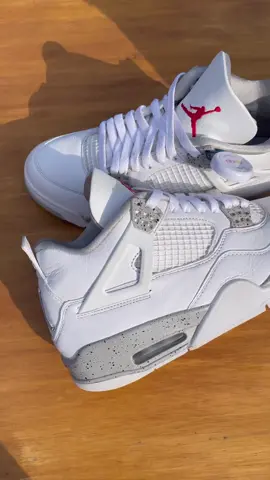 The Air Jordan 4 Retro White Oreo showcases a white leather and mesh upper, complemented by Tech Grey accents on the eyelets and midsole. Additionally, it features a vibrant red Jumpman logo stitched onto the tongue, injecting a burst of color into the otherwise neutral-toned aesthetic.🍪🔥 Would you rock these?🤔 #sneakers #nicekicks #airjordan #kicksonfire #sneakersdaily