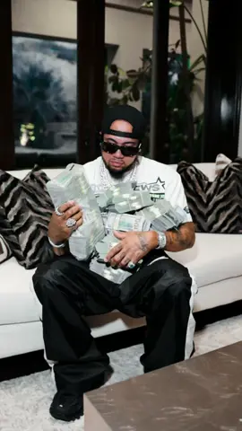COUNT A MILLION WITH ME #sportsbettingtiktok #rich #money #millions 