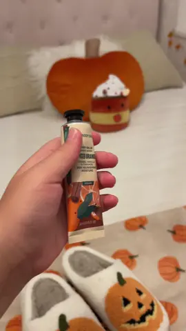pov: its a cozy autumn afternoon after school🎃👻🍂🦇 #halloween #halloweentok #preppy #preppytok #preppyhalloween #fall #falltok #preppyaesthetic #autumn #preppyautumn #cozy #cosy #fallblanket #pumpkin #halloweenslippers #autumnafternoon #Vlog #halloweenvlog #autumnvlog #fallvlog #bed #squishmallow #fallsquishmallow #lights #soldejaniero #thebodyshop #bodyshop #cozyafternoon #halloweenpillows #halloweenpillows #clothes #showertok #halloweenshowertok #spotify #pinterest #treehutbodyscrub #brownie #halloweensnacks 