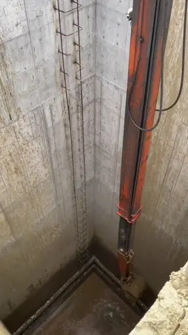 máy xúc cần dài múc đất dưới hố sâu #xuhuong #excavator #mayxuc 