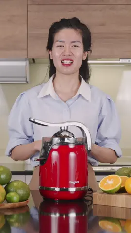 Thông tin sản phẩm: - Máy vắt cam Elegant với nón ép đa năng được thiết kế hoàn toàn mới. Được làm bằng  vật liệu mới với chất lượng và độ bền cao. - Công suất lớn nhất 160w trong các dòng vắt cam hiện nay. Đường kính nón chụp to cùng với đường kính khay vắt lên đến 20cm thoải mái ép được cả trái bưởi hoặc cam to. – Thiết kế tay đòn bẩy giúp vắt tối đa lượng nước mà không bị bẩn tay. - Rất dễ dàng làm sạch, các bộ phận riêng biệt có thể tháo rời và có thể dùng được trong máy rửa bát an toàn - Hãng sản xuất : Elegant - Model : JS1001 - Bảo hành: 12 tháng, 1 đổi 1 trong 30 ngày.(Đổi mới) - Công suất: 160w - Kích thước: W x H x D: 235 x 235 x 315mm Cân nặng : 2.2kg Nguồn điện: 220V #elegant #germany #mayvatcam