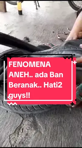 Kronologis : ada pengendara sepeda motor yg ban nya bocor kemudian ditambal di bengkel. waktu tukang bengkelnya buka ban nya ternyata ada 2 🤣#aneh #menakutkan #horror #ngeribanget #anehtapinyata #banmotor #banbocor #bengkelmotor 