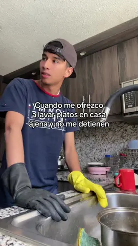Hasta por educacion no deja lavar a las visitas #ecuador #comedia #fyp #humor #lavarlosplatos #platos 