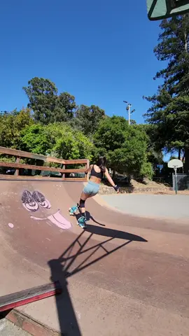 #skate #skater #rollerskater #rollerskate #skatepark #rollerskategirl #skateordie 