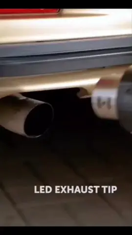 Brilla en cada trayecto con la nueva punta de escape LED. Una fusión de elegancia y tecnología que ilumina el camino con un cautivador resplandor azul o rojo. Dale a tu vehículo un toque vanguardista y moderno, mientras el humo del motor cobra vida en una danza luminosa. Sorprende a todos con este accesorio que no solo potencia tu coche, sino que también lo convierte en una obra de arte sobre ruedas. Eleva tu experiencia de conducción y deja una impresión duradera en cada viaje. ¡Descubre el futuro de la personalización automotriz con la punta LED para escape! 🌟🚀 #EstiloInigualable #TecnologíaEnMovimiento