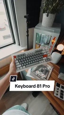 Keyboard 81 Pro by... One plus believe it or not 😅! This works on MacOS, Windows and Linux in case youre wondering. 🙌 Its a hot-swappeble board, with a double gasket design within a CNC aluminum chassis so its heaaaavy.👷🏽‍♂️ Theres actually 2 different types of models, if you go on their website youll get to see them!🔥 Prety cool👀 #Tech #keyboard #asmr #keyboardasmr #desksetup #fyp 