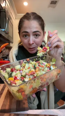 🥗📦🫶 #saladbox #veggiechopper #vegetablechopper #easysalad #easysalsarecipe #easysaladideas #saladideas #vegetablechopping 