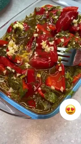 Маринованный болгарский перец 🫑  Ингредиенты: Перец - 500 гр. Вода - 500 мл. Сахар - 100 гр. Соль - 1 ст.л. Уксус 9% - 70 мл. Растительное масло - 100 мл. Чеснок - 5 зубочков. Петрушка - 1 пучок. Приготовление: Вода + Сахар + соль + уксус + растительное масло, перемешать, отправить на огонь, довести до кипения. Когда маринад закипит, добавить крупно нарезанный болгарский перец. Варить до мягкости перца (20 минут). Далее в подготовленную посуду выкладываем часть перцев, посыпаем рубленным чесноком и петрушкой, и повторяем слои. Далее залить перцы маринадом, Накрыть крышкой, полностью остудить и отправить в холодильник. А можно разложить по стерилизованным банкам, простерилизовать 10 минут и закатать. (Банка 0,5) #закрутки #консервация #назиму #маринованныйболгарскийперец 