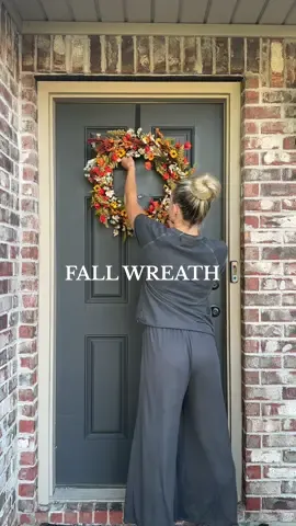 how i made my fall wreath 🍂🧡✨ i’m OBSESSED with how this turned out!!  #fallwreath #howto #wreath #falldecor #diywreath #diywreathmaking #wreathmakingprocess #wreathmaking #falldecorating 