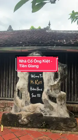 Làng cổ Đông Hòa Hiệp, huyện Cái Bè, tỉnh Tiền Giang lâu nay vốn nổi tiếng bởi có hàng chục căn nhà cổ trên trăm năm tuổi với lối kiến trúc độc đáo. Trong số này, căn nhà cổ của gia đình ông Trần Tuấn Kiệt ở ấp Phú Hòa là đẹp nhất được mệnh danh là “Cửu đại mỹ gia” của Việt Nam. Ngôi nhà được xây dựng vào khoảng năm 1838, có kiến trúc kiểu chữ Đinh với 3 gian, 2 chái, rộng gần 1.000m2, với 108 cây cột, toàn bộ được làm từ các loại gỗ quý như lim, cẩm lai, giáng hương, căm se. Các hoa văn chạm khắc, trang trí trên các bộ kèo, cột, xiên và vách rất công phu, đặc trưng theo phong cách nhà xưa tại vùng đất Nam Bộ. Những vật dụng trong nhà cũng đều là những món đồ cổ quý giá. Cây đèn dầu, bộ ấm chén, chùm đèn treo, tủ chén, sập gụ… gợi lại những ký ức xưa cũ của một miền đất Nam bộ cách đây 200 năm.  #fyp #xuhuong #tiengiang #travel #nhacoongkiet 