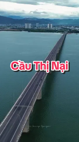 Cầu Thị Nại hay Cầu Nhơn Hội - khánh thành năm 2006, nằm trong hệ thống cầu đường Nhơn Hội dài gần 7 km nối thành phố Quy Nhơn với bán đảo Phương Mai (khu kinh tế Nhơn Hội). Cầu đã từng là cây cầu vượt biển dài nhất Việt Nam cho đến khi bị Cầu Tân Vũ - Lạch Huyện vượt qua (khánh thành năm 2017) #legiangnguyen #flycam #cauthinai #caunhonhoiquynhon #quynhon #binhdinh 
