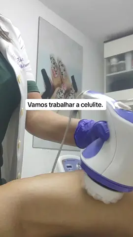Massageador para reduzir a celulite. #massgemmodeladora  #massagemcorporal #esteticacoeporal  #empreendedorismofeminino #nicelisboaestetica  #autoestima 