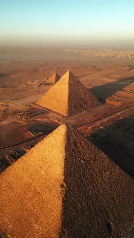 🇪🇬 Egypt  📍 Pyramid of Giza The Pyramid of Giza, also known as the Pyramid of Cheops, is one of the most iconic and impressive structures in the ancient world. Located on the outskirts of Cairo, Egypt, this architectural marvel was built more than 4,500 years ago, during the reign of the pharaoh Cheops, of the Fourth Dynasty of Ancient Egypt. (🇺🇲) -------------------- A Pirâmide de Gizé, também conhecida como a Pirâmide de Quéops, é uma das estruturas mais icônicas e impressionantes do mundo antigo. Localizada nos arredores do Cairo, Egito, essa maravilha arquitetônica foi construída há mais de 4.500 anos, durante o reinado do faraó Quéops, da Quarta Dinastia do Antigo Egito. (🇧🇷) 📽 @reme_martyr  . . . #amazingdestinations #amazinghotels #traveladventures #wanderlustvoyage #exploretheglobe #destinationdiaries #globetrottertales #journeyseeker #travelinspiration #discovernewplaces #adventureawaits #travelersparadise 