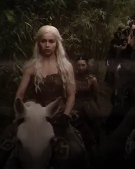 I literally just mixed two sounds and made this, I think I'm slowly losing it (kinda messy lol) #daenerystargaryen #daenerystargaryenedit #daenerys #themotherofdragons #stormborn #got #gotedit 