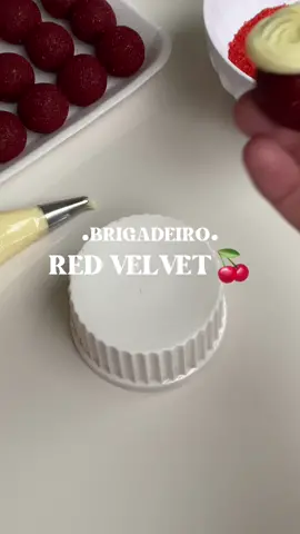 1 LC 1 CL 1 colher de cacau 50% 1 colher de essência de baunilha  Corante vermelho  Cream Cheease  #brigadeiro #doce #redvelvet #brigadeirogourmet #receita 
