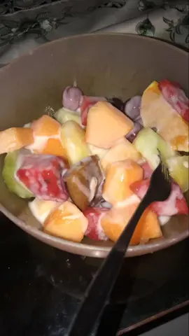 mana nihhh yang lagi sibuk-sibuknya ngerjain tugas, jangan lupa jaga kesehatan ya gaes, bunda-bunda bisa nih dukung anaknya dengan sediain makanan sehat kaya gini, biar mereka semangat dan nggak terlalu stress ya bunnn🥰 #fypdongggggggg #fypシ #fypage #fotobypinterest #makanbuah #buahpotong #piringlucu #mangkoklucu #sendokkayu #smooties 