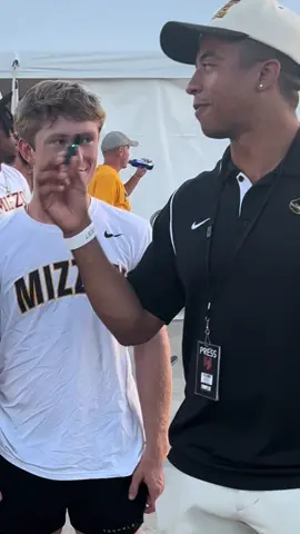 These Mizzou students need a football history lesson #mizzou #miz #zou #college #jeremiahlove #interview #gameday #missouri #sec #footballplayers 