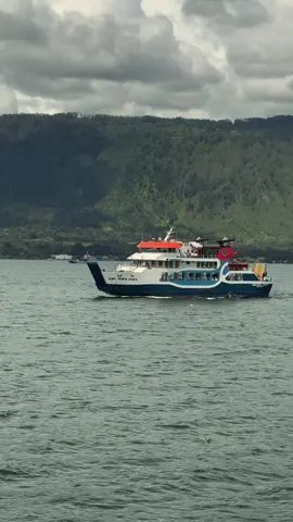 Absen dulu yang udah pernah menyeberang Danau Toba! #backpackerjomblo #danautoba 